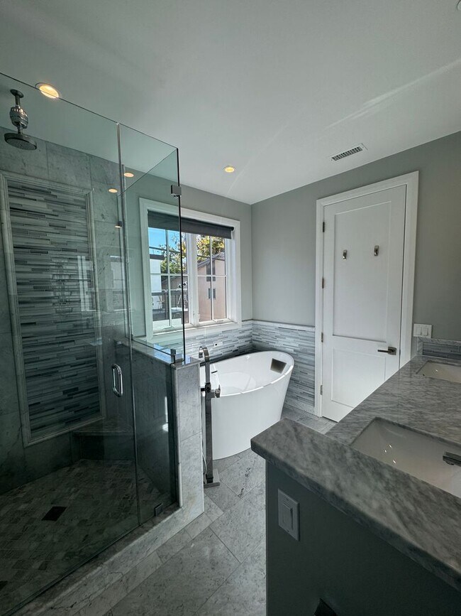 Building Photo - Luxurious Indoor & Outdoor Living