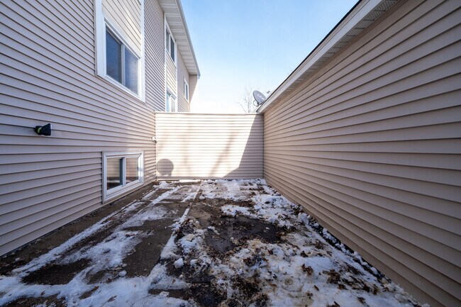 Building Photo - 7677 Whitney Dr