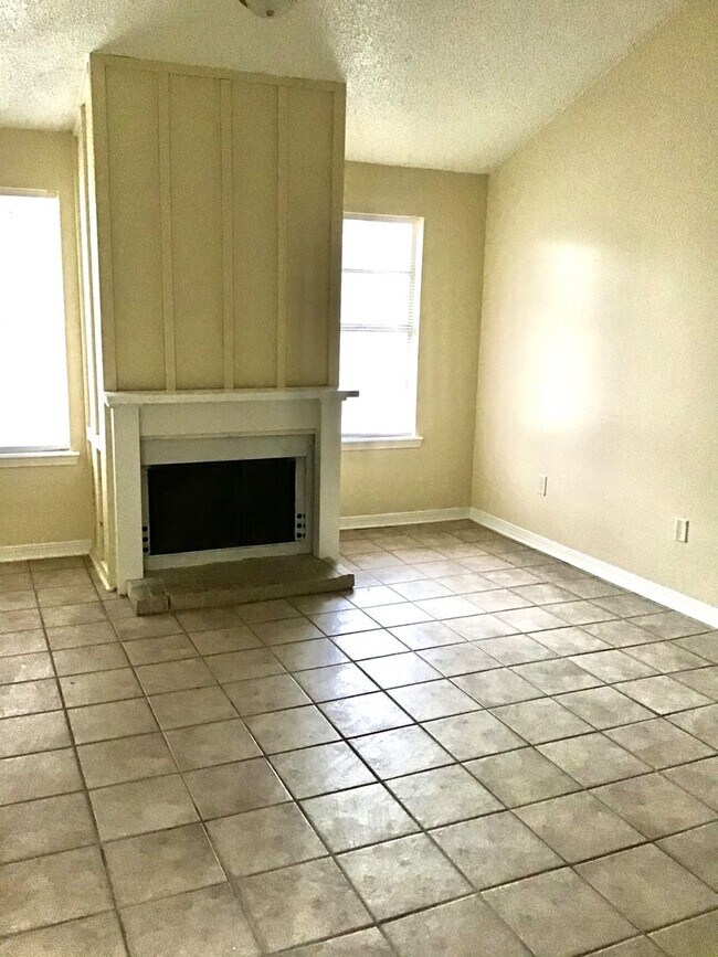 Building Photo - 2132 Gardere Ln