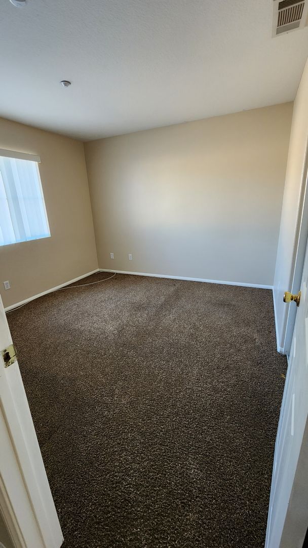 Building Photo - MOVE IN READY!!