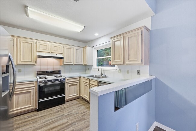 Building Photo - 955 Green Meadow St