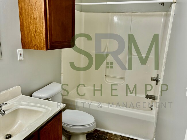 Building Photo - Large 3 bedroom/1.5 bath house in Downtown Louisville-Section 8 Accepted