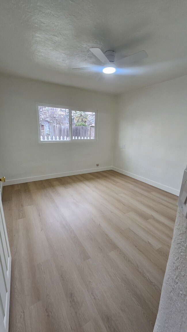 Building Photo - 476 E 7th Ave