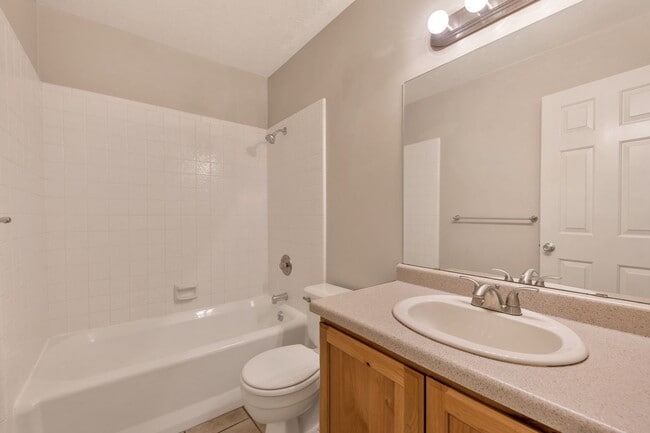 Building Photo - Beautiful Pet Friendly 4 Bed, 3 Bath Farmi...