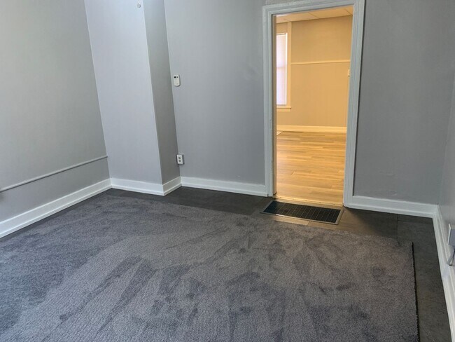 Building Photo - Available Now! Cozy 1-2 bedroom house with...