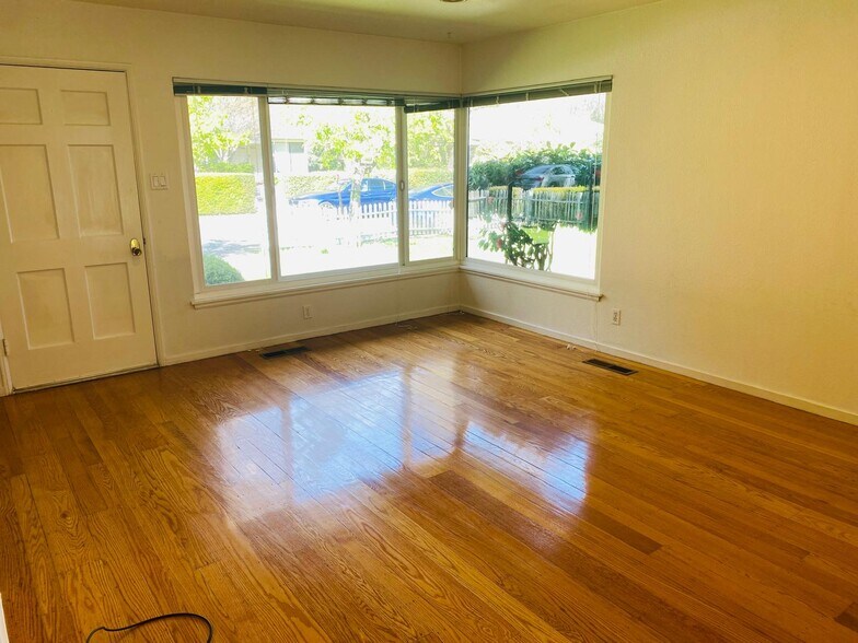 Building Photo - 3765 Mosswood Dr