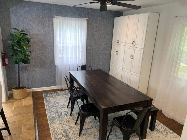 Building Photo - Large House in Cherry Hill East