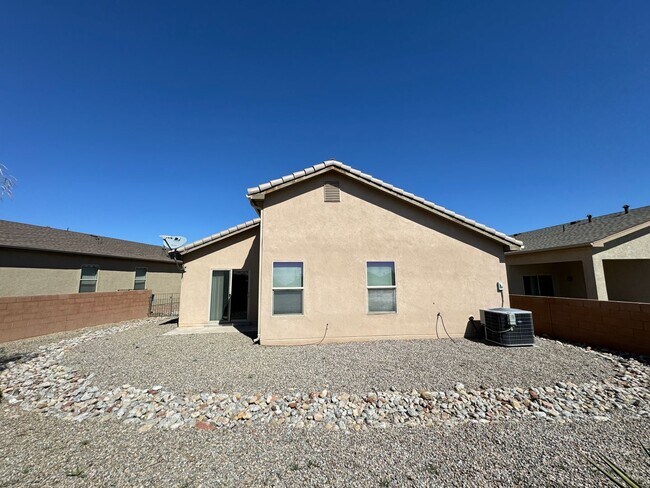 Building Photo - Coming soon!  Great 3 bed, 2 bath, home in Huning Ranch!