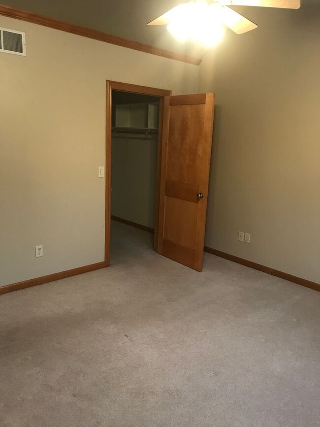 Building Photo - 2100 River Point Ct