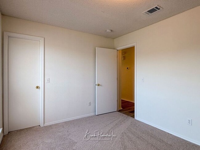 Building Photo - 501 Ashwood Ln