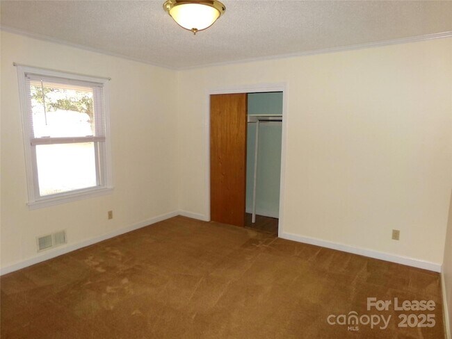 Building Photo - 507 Valleyview Dr