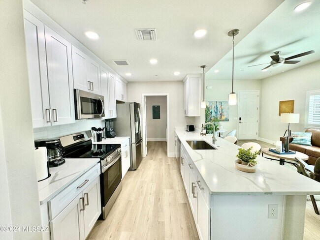 Building Photo - 2032 E River Rd