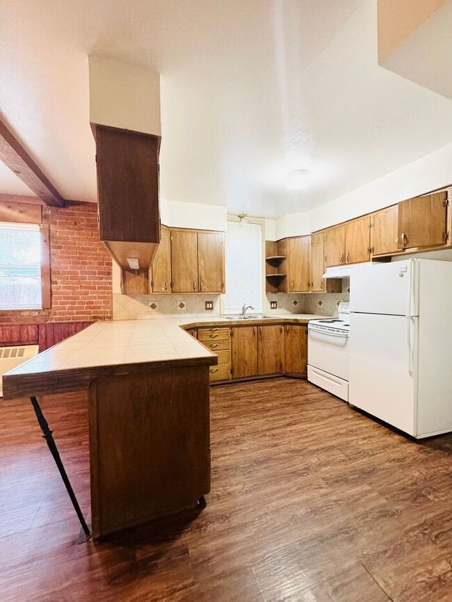 Building Photo - Beautiful 3 Bed 1.5 Bath Townhome in a Ren...