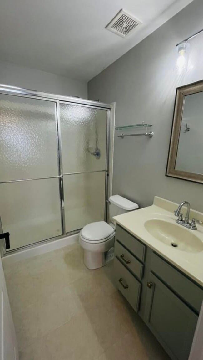 Building Photo - 422 Breezewood Ct