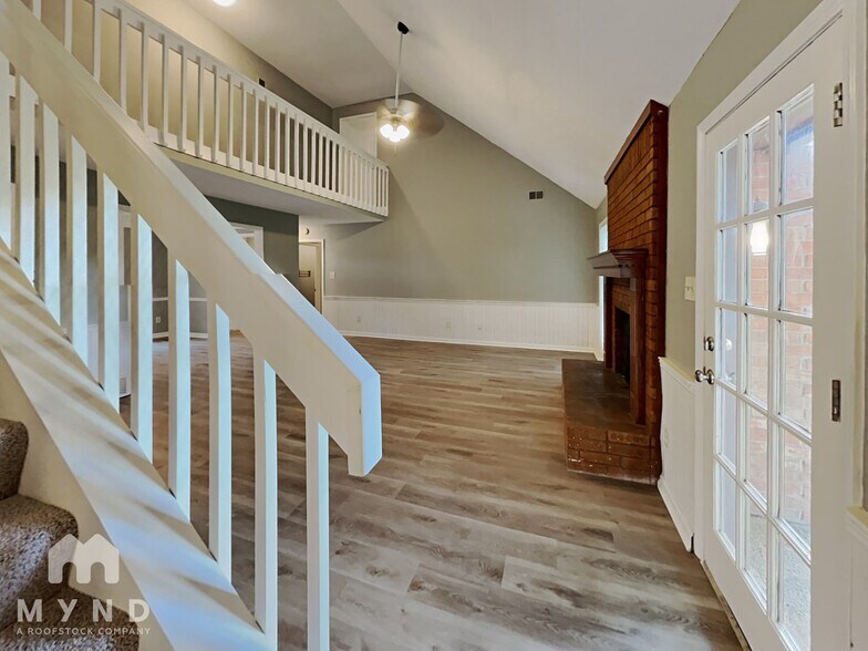 Building Photo - 6718 Lake Point Cir