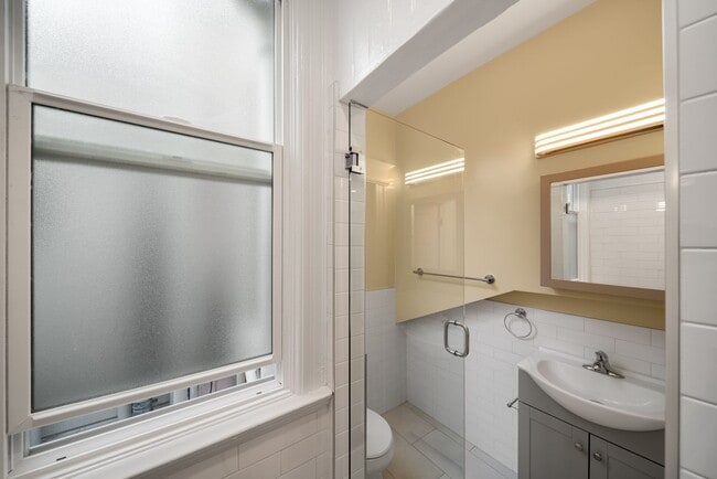 Building Photo - Remodeled pet friendly 1BR w/ shared roof deck, new kitchen, laundry