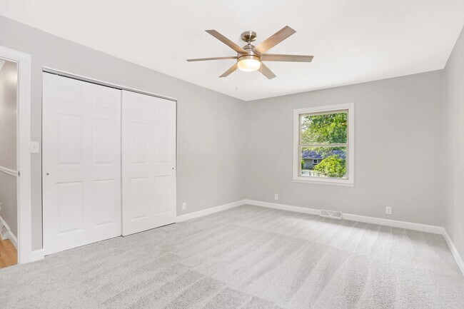 Building Photo - 1101 E Pin Oak Dr