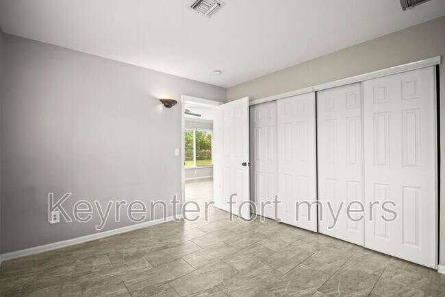Building Photo - 2210 Parkview Dr