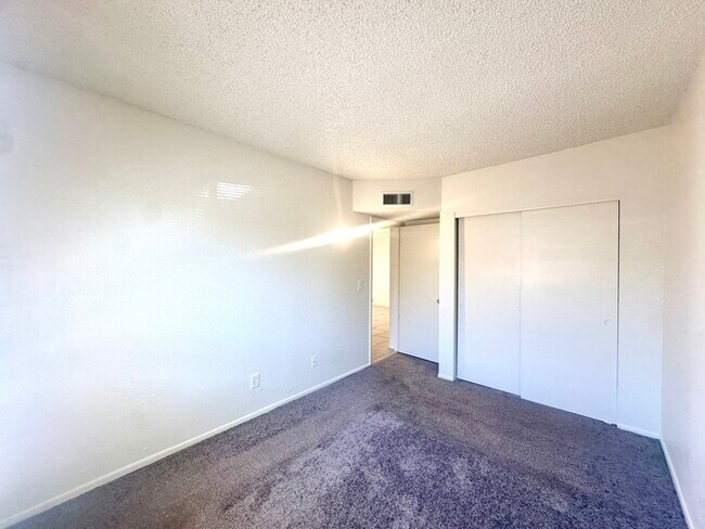 Building Photo - Spacious 2 Bedroom with Large Yard! Walkin...