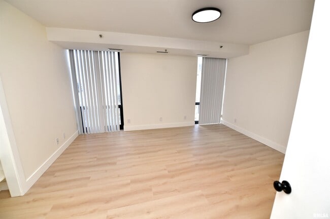 Building Photo - 123 SW Jefferson Ave