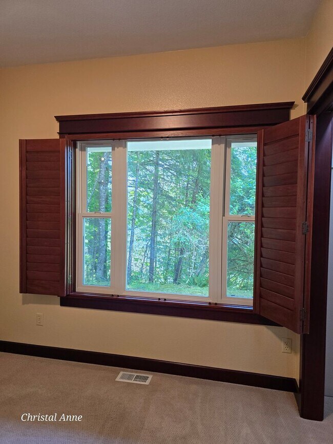 Building Photo - Beautiful Custom built home