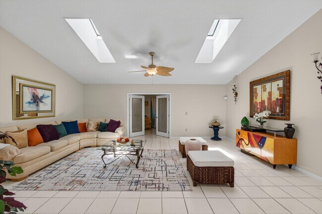 Building Photo - 2925 Riviera Dr