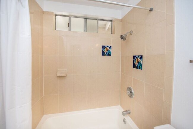 Building Photo - Newly Remodeled Upstairs Unit!