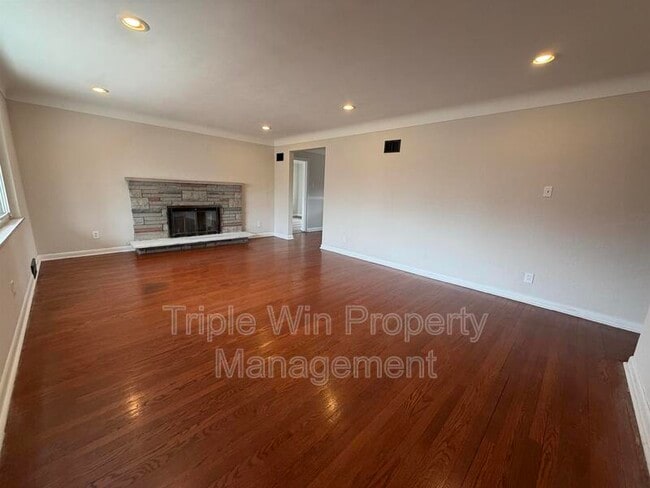 Building Photo - 30 Rolling Hills Dr