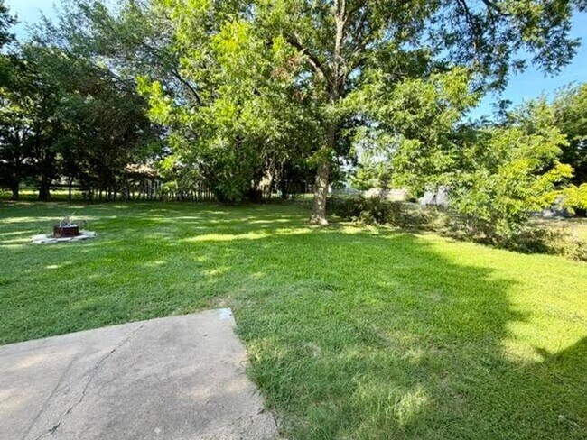 Building Photo - 122 Meadowbrook St