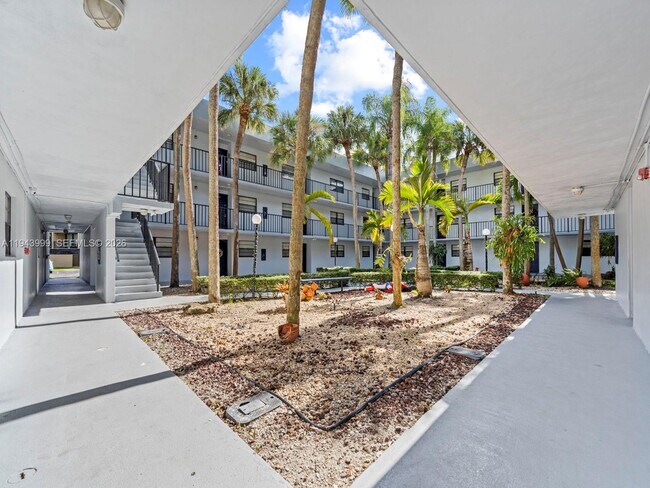 Building Photo - 10825 SW 112th Ave