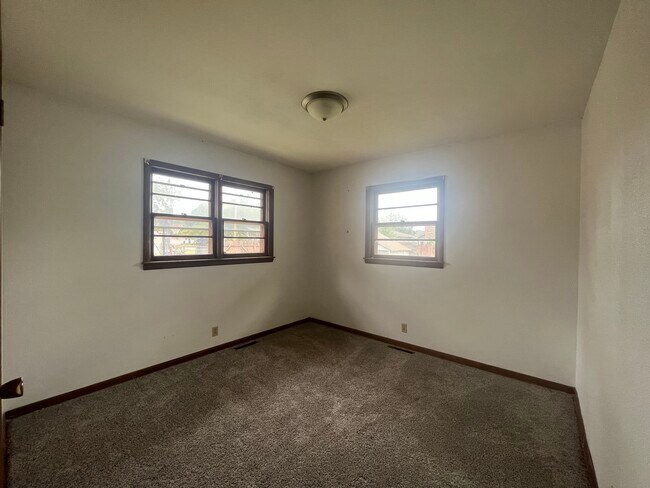 Building Photo - 320 W College