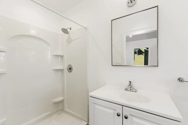 Building Photo - 620 N Cambridge St