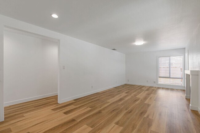 Building Photo - Beautifully Maintained 3-Bedroom Home l Hu...