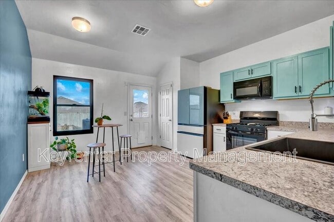 Building Photo - 551 SE 4th St