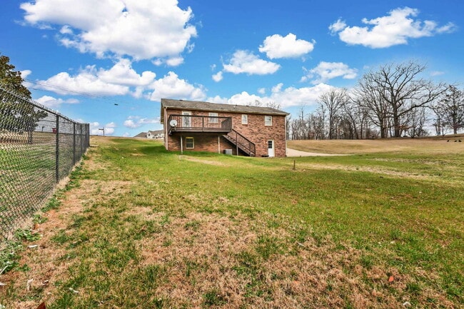 Building Photo - This charming rental in a convenient Clarksville location!
