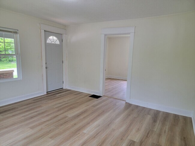 Building Photo - 3 Bedroom, 1 Bath, Available July 2026