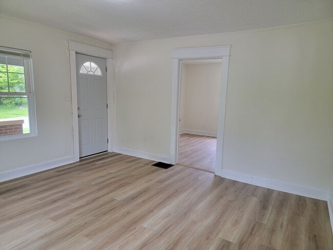 Building Photo - 3 Bedroom, 1 Bath, Section 8 Approved & Av...