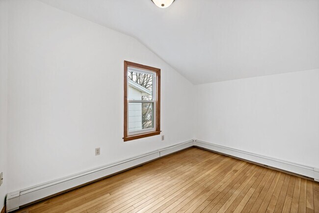 Building Photo - Spacious 4 Bedroom | 1.5 Bath | 1 Car Garage For Rent -Northampton PA
