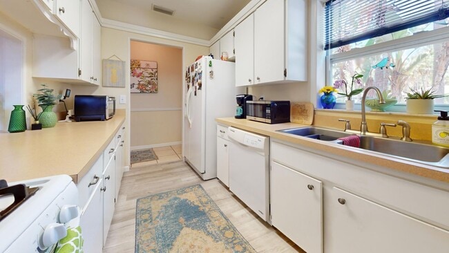 Building Photo - 5037 Village Garden Dr