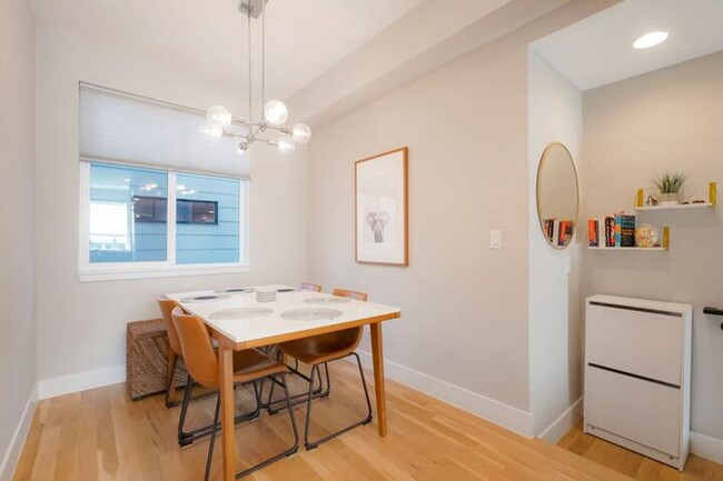 Building Photo - Beautiful modern townhome, Furnished In Hi...