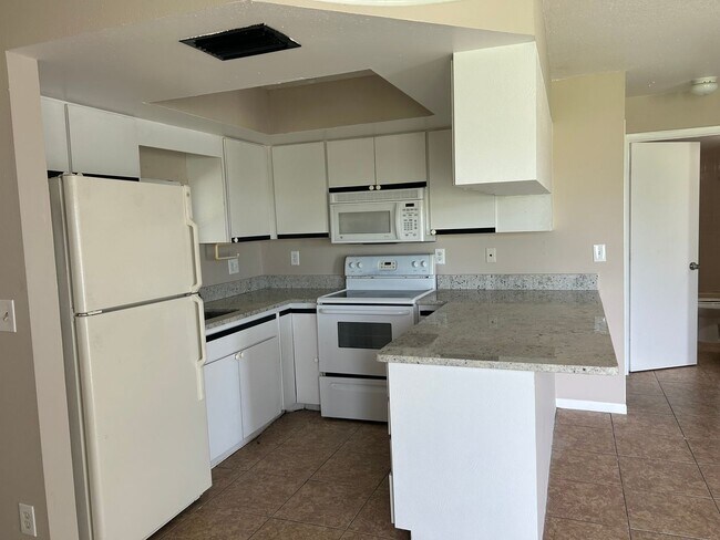 Building Photo - ***TWO WEEKS FREE*** Flexible Living in a Prime Cape Coral Spot