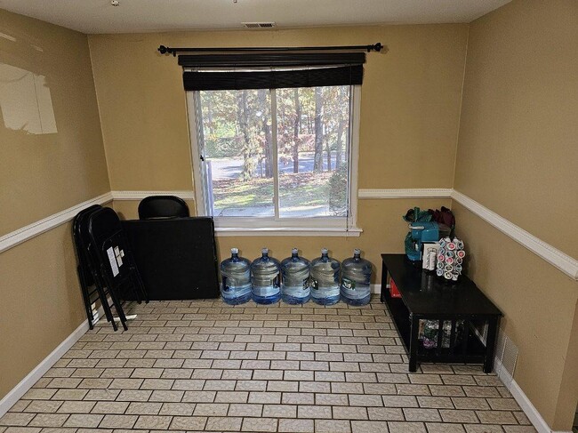 Dining room - 200 Skyline Dr