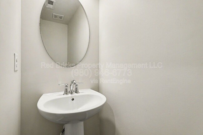 Building Photo - 11007 Discovery Dr NW