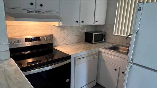 Building Photo - 8850 Fontainebleau Blvd