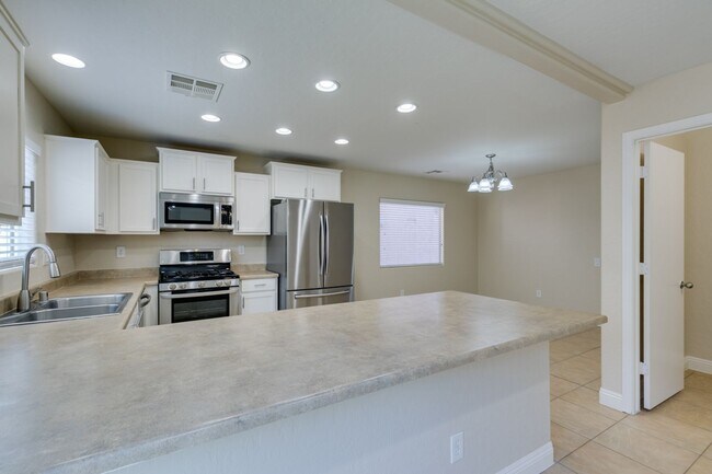 Building Photo - Upgraded spacious 4bedroom home near Mountains Edge!