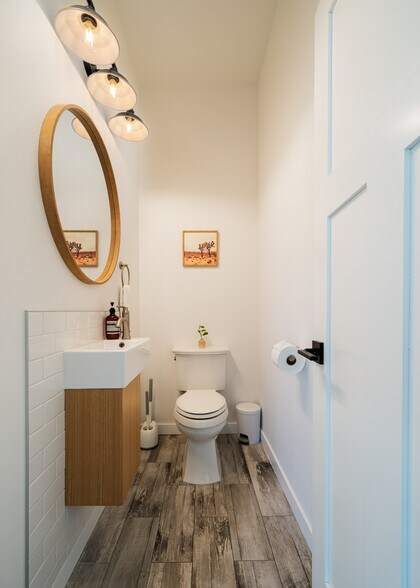 Guest Bath - 823 Orondo Ave