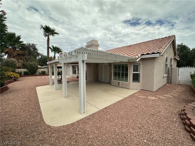 Building Photo - 2109 N Cedar Hills St