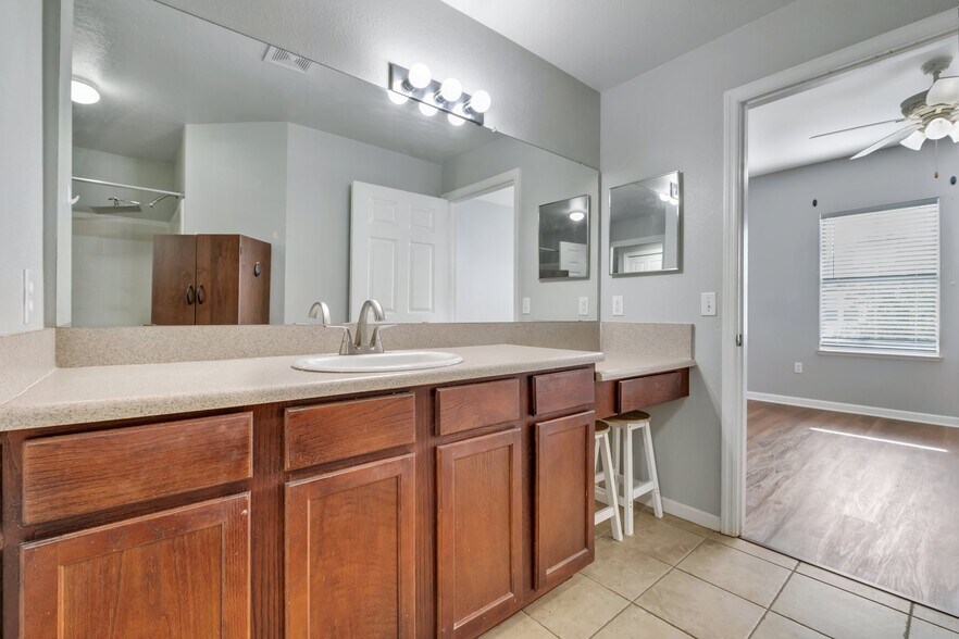 Building Photo - 2801 Chancellorsville Dr