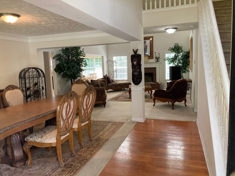 Building Photo - 215 Landon Way