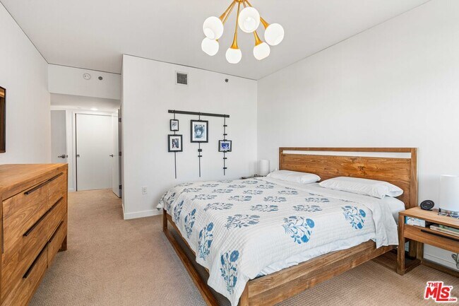 Building Photo - 13650 Marina Pointe Dr
